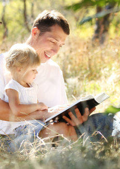 Père qui lit un livre avec sa fille