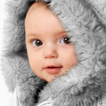 bébé emmitouflé dans un manteau de fourrure hivernal