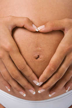 grossesse et manucure : précautions à prendre