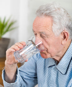 Illustration personne âgée qui boit un verre d'eau Illustration personne âgée qui boit un verre d'eau