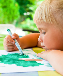 Ilustration enfant qui fait du coloriage