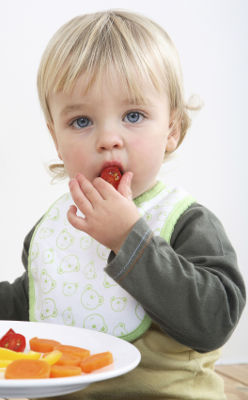 Illustration enfant qui mange des légumes