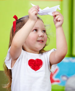 Illustration enfant qui montre un origami