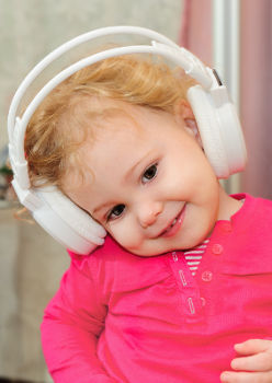 Illustration bébé qui écoute de la musique