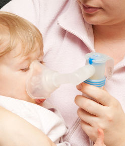 Illustration puéricultrice avec bebe qui a une bronchiolite
