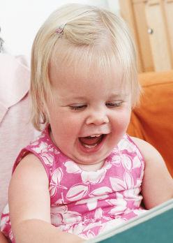 Illustration jeune enfant avec tablette tactile