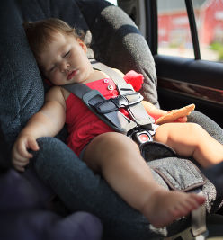 Enfant qui dort sur un siege bébé