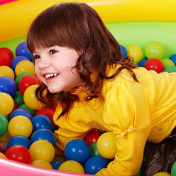 Petite fille qui joue dans une piscine à boules