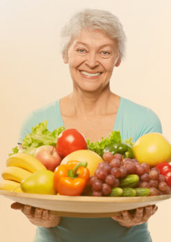 Femme de 60 ans qui porte des fruits et légumes