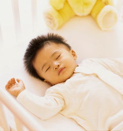 Bébé de type asiatique qui dort