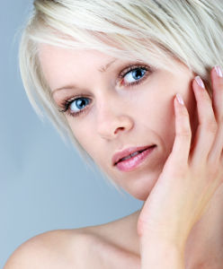 Femme à la coiffure blonde platine