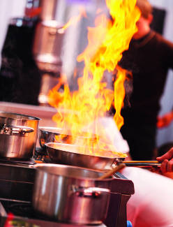 Cuisson de plats dans une petite cuisine