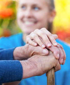 Personne âgée avec une auxiliaire de vie