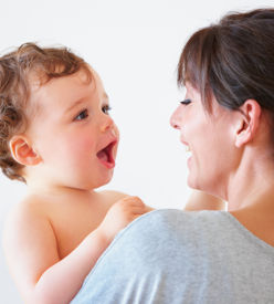 Bébé qui parle à sa mère