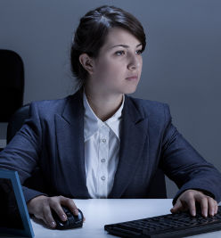 Femme intéressée par le compte personnel de formation