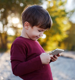 Petit garçon jouant sur sa tablette