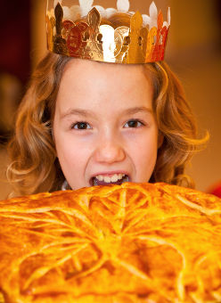 Enfant qui mange une galette des Rois