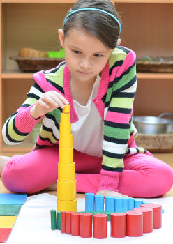 Enfant qui se lance dans une activité montessorienne