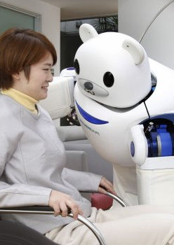 Robot Robear aide une personne âgée