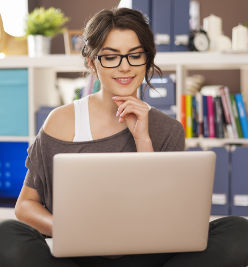 Femme qui réussit à suivre sa formation par correspondance