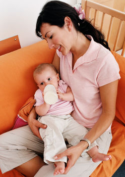Bébé boit du lait avec sa maman