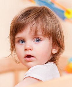 Petite fille en creche