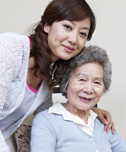 Personne âgée et femme asiatique