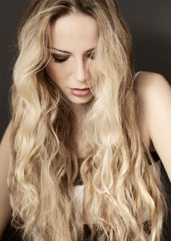 Femme avec des cheveux qui ont du volume