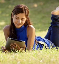 Jeune femme qui étudie dehors