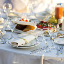 Table dressée avec verres de vin