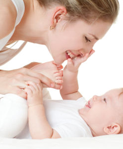 Maman qui s'apprête à allaiter son bébé