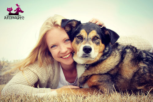 Femme petsitter et chien