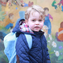 Le Prince George pose dans une crèche Montessori