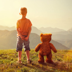 enfant et ours en peluche animé