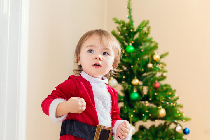 Enfant déguisé en Père Noël