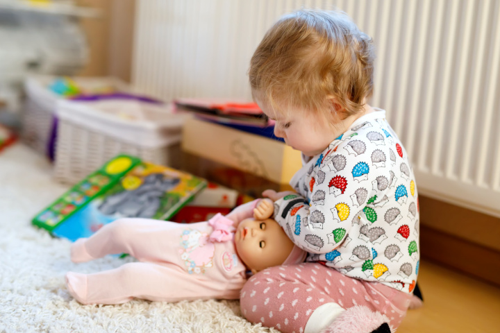 rôle poupée chez l'enfants