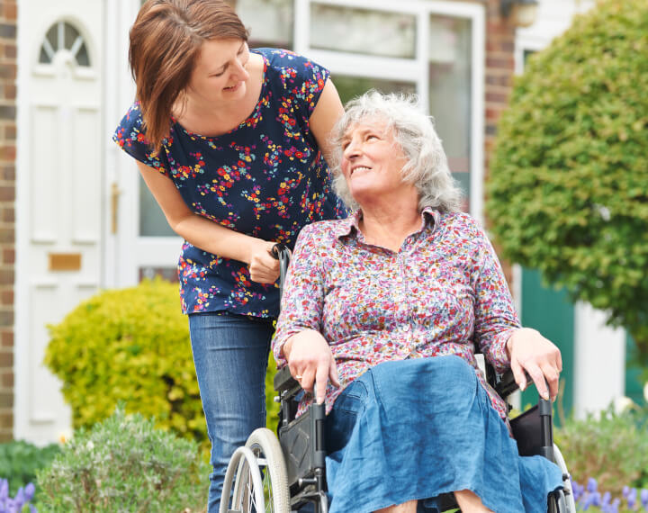 Auxiliaire de vie à domicile : missions, qualités, salaire | Fiche métier