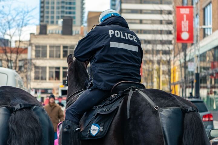 devenir policier cavalier
