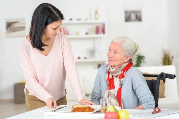 Comment devenir auxiliaire de vie sociale