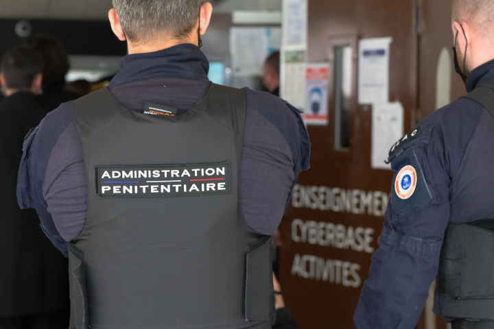 Devenir surveillant pénitentiaire