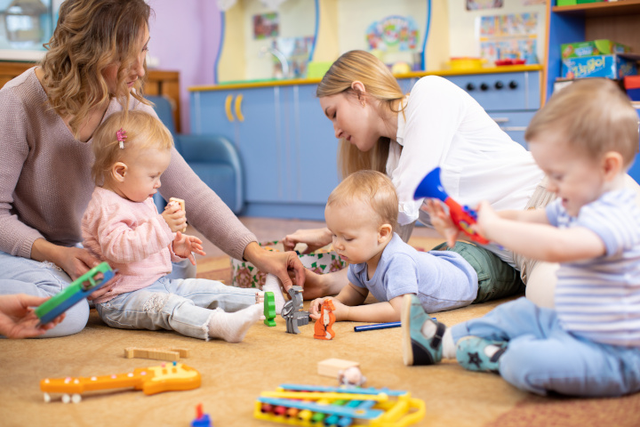 Se reconvertir dans la petite enfance