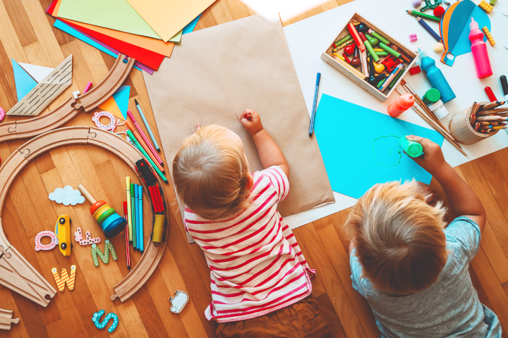 Reconversion professionnelle : Assistante maternelle ou Atsem, quelles  différences