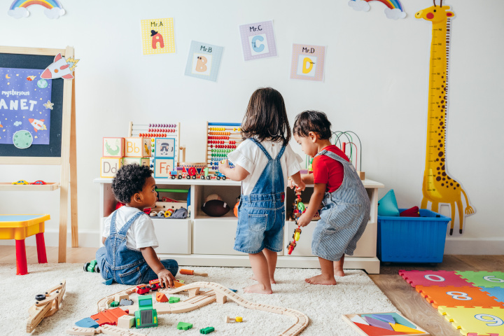 Reconversion professionnelle : Assistante maternelle ou Atsem, quelles  différences