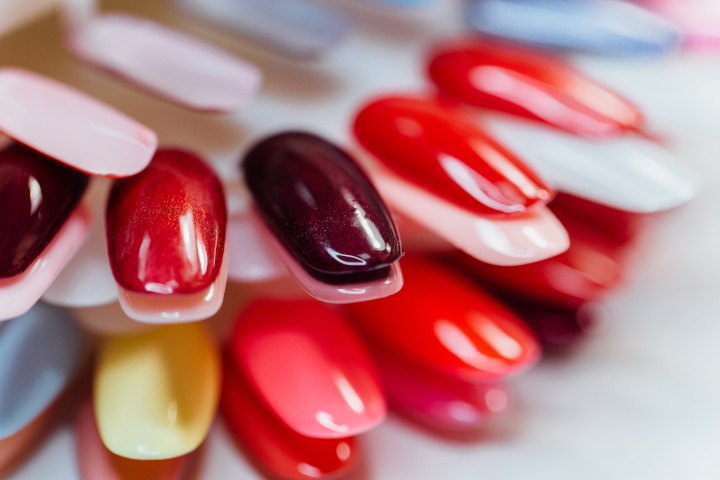 Différence entre vernis classique et semi-permanent : comparatif