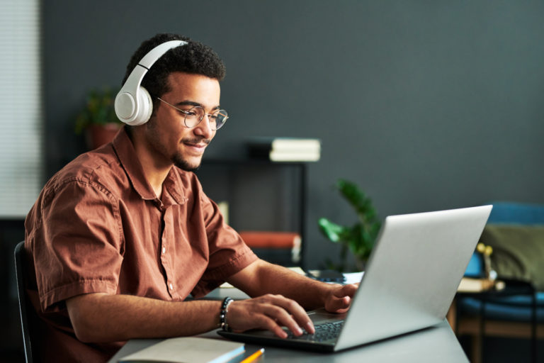Homme qui travail sur un ordinateur