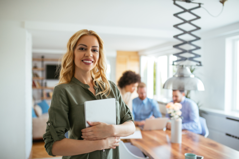 entrepreneuse devant des clients