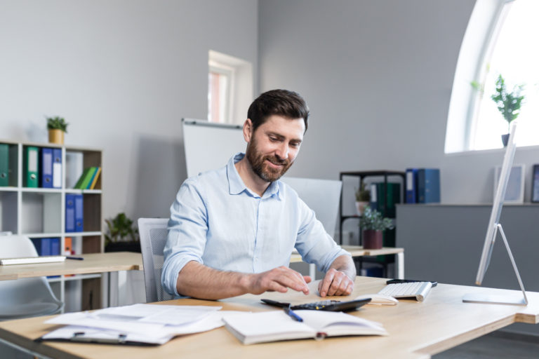 Homme reconversion gestionnaire de paie