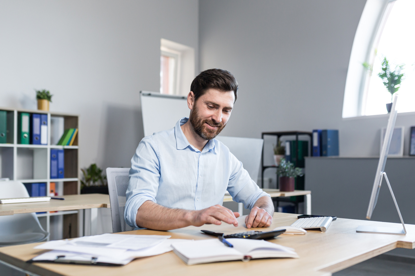 Homme reconversion gestionnaire de paie